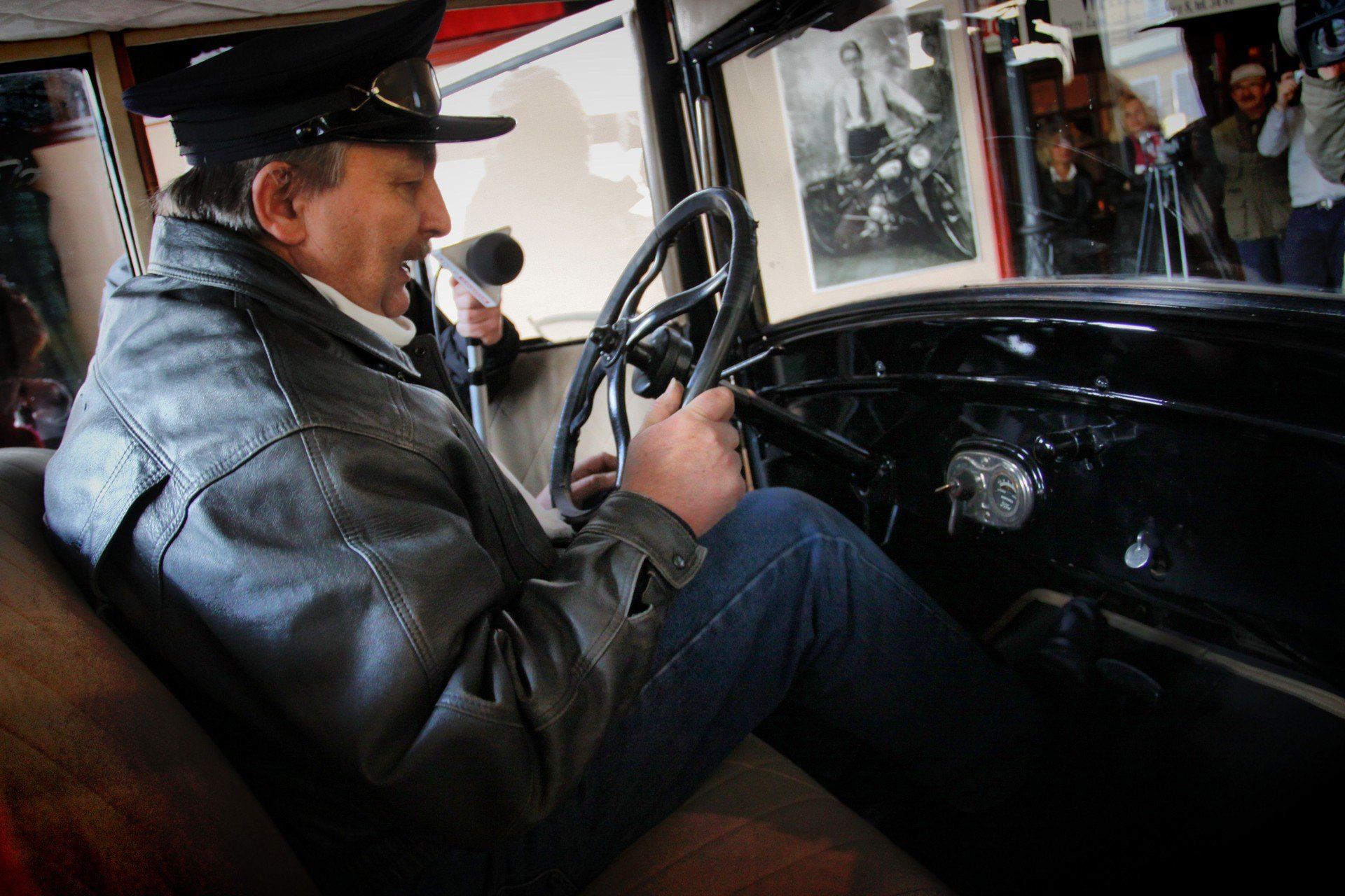 10.12.2011. GDYNIA NZ. WITOLD CIAZKIEWICZ SZEF UROCZYSTE ODSLONIECIE FORDA T W GDYNSKIM MUZEUM MOTORYZACJI FOT. TOMASZ BOLT / POLSKAPRESSE DZIENNIK BALTYCKI