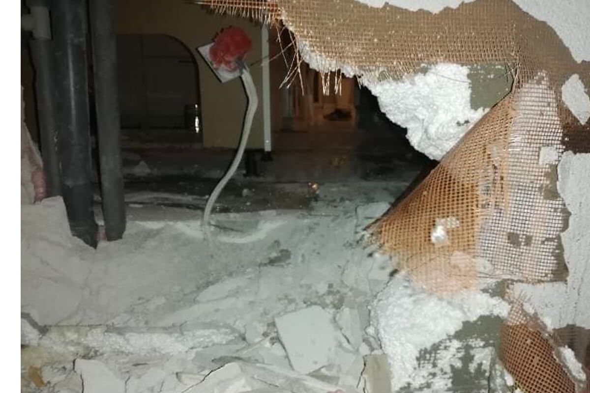 Honda Jazz uderzyła w ścianę budynku