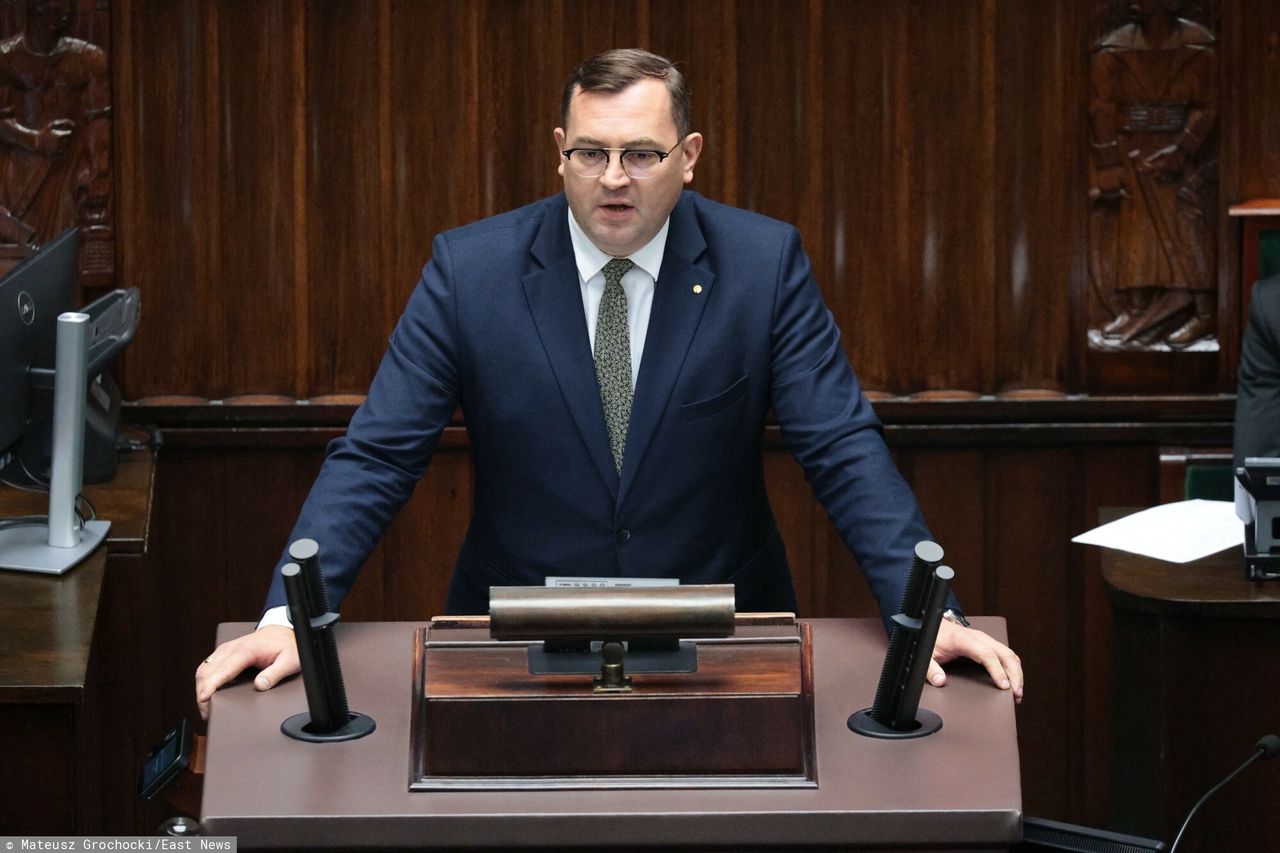 Na mównicę wyszedł Krajewski. Krzyki w Sejmie