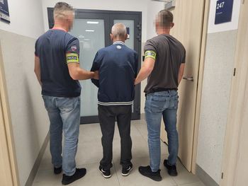 Rypin: Znalezioną kartą płatniczą kilka razy zapłacił zbliżeniowo. Wpadł w ręce policji