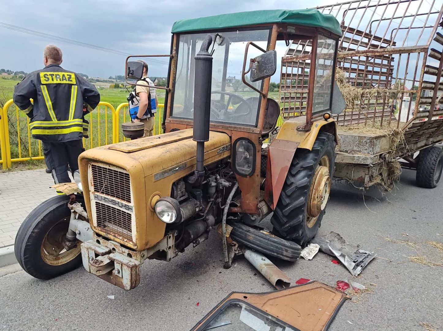 BMW z impetem uderzyło w ciągnik. Sprawca uciekł