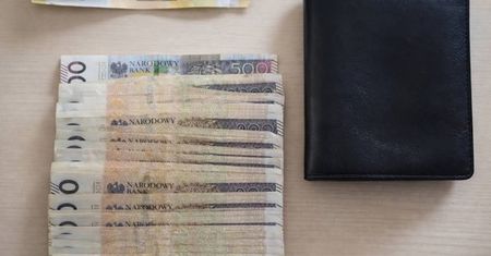 Ukrainiec znalazł na myjni portfel. W środku było ponad 17 tys. zł