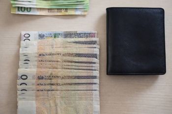 Ukrainiec znalazł na myjni portfel. W środku było ponad 17 tys. zł