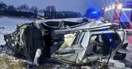 Tragiczny wypadek na DK-17. Kierowca był pijany. 34-letnia pasażerka walczy o życie