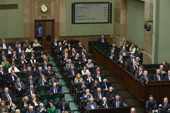 Nowy sondaż. KO liderem, ale PiS odrabia straty