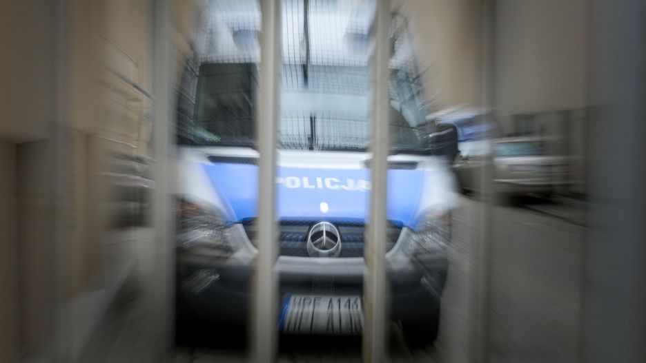 Ojciec pobił syna kulą ortopedyczną, a potem wbił mu nóż w udo