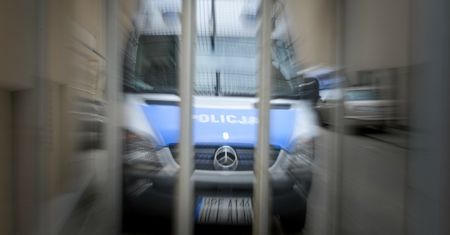 Rodzinna awantura w Warszawie. Pobił syna kulą ortopedyczną, potem wbił mu nóż