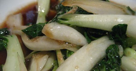Gotowana kapusta chińska (pak-choi) z dodatkiem soli, odsączona