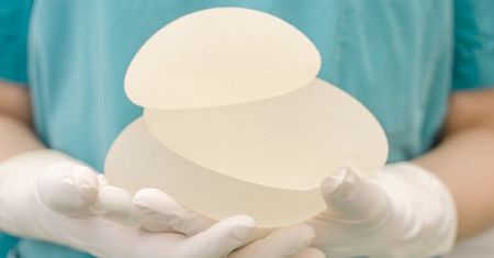 Kobiety z implantami piersi częściej popadają w nałogi?