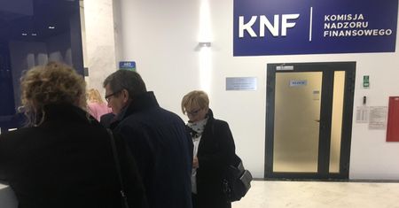 Posłowie PO i .N w siedzibie KNF z interwencją poselską. Radca odmówił wejścia