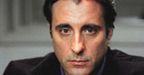 Andy Garcia i Rob Riggle z udawanymi policjantami