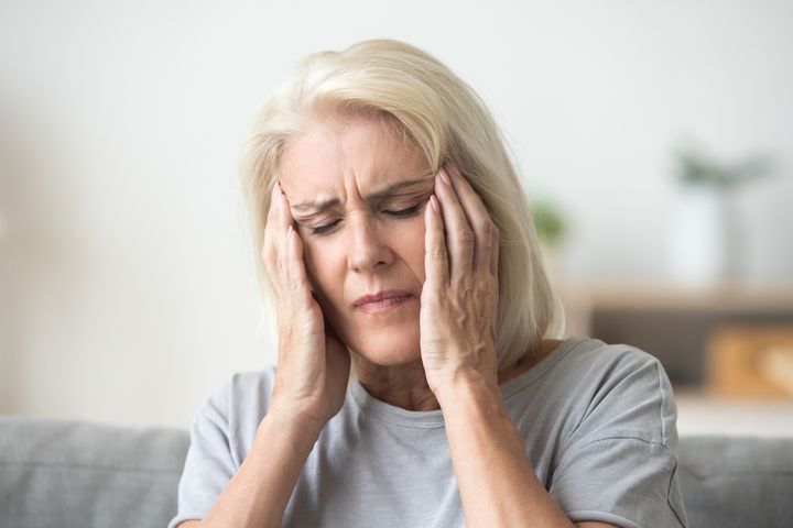 Ból głowy w skroniach może być wywołany zapaleniem ucha, zapaleniem zatok przynosowych czy zapaleniem zęba.