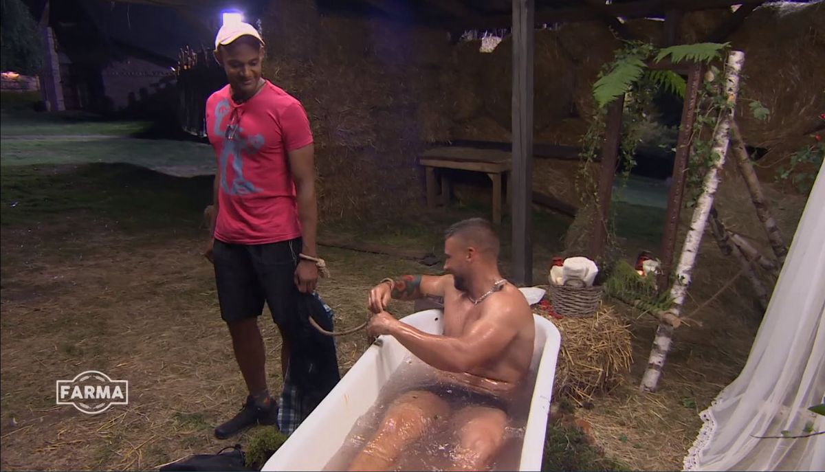 Karol i Kuba z "Farmy" w nagrodę mogli skorzystać z kąpieli w wannie