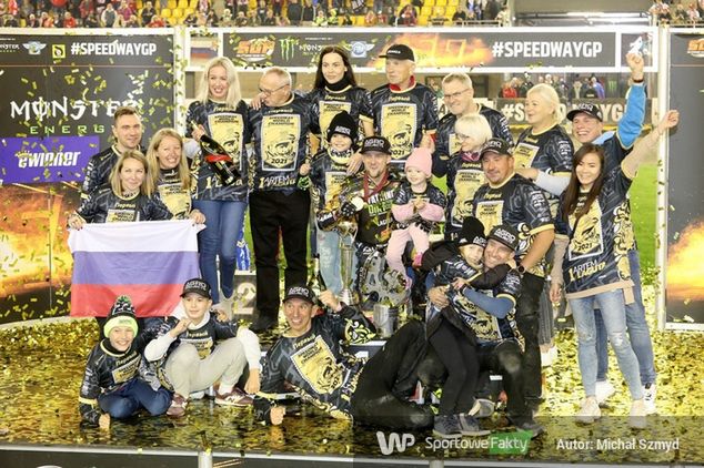 Artiom Łaguta cieszy się ze złota IMŚ wraz z teamem i rodziną