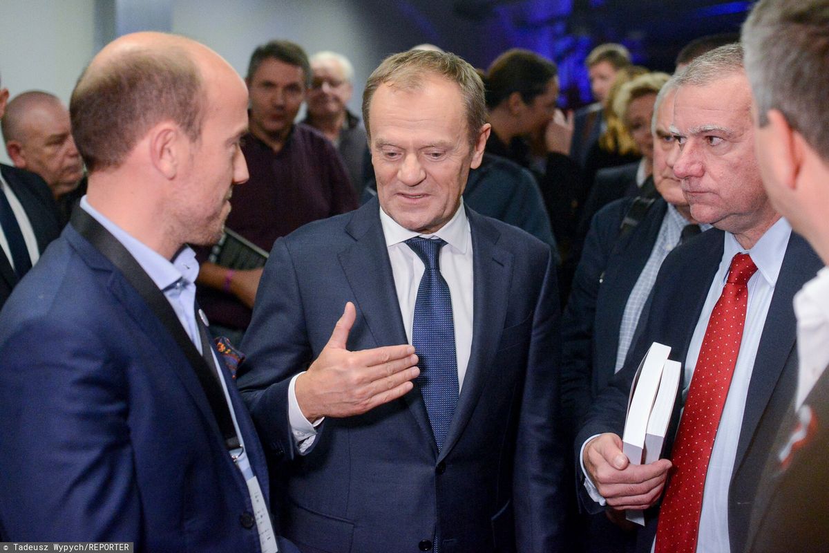 Od lewej Borys Budka,  był premier Donald Tusk oraz Paweł Graś 