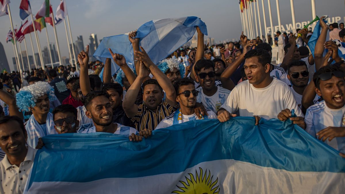 Katarczycy wynajęli kibiców na mundial Na zdjęciu fani ubrani w barwy Argentyny