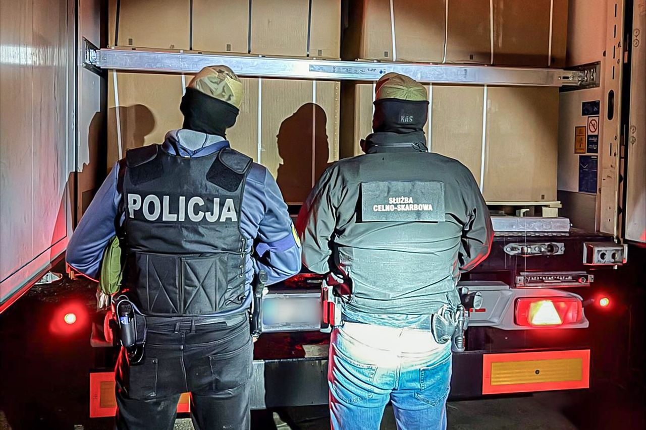Ponad 15 ton tytoniu i 88 tys. papierosów. Gigantyczna akcja służb