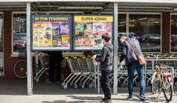 Sieć dyskontów postanowiła zaskoczyć konkurencję i klientów i oferuje ekspres do kawy praktycznie za darmo 