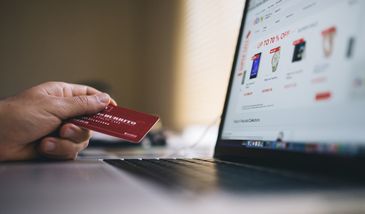 Unijny komisarz chwali Polskę. Chodzi o prawa konsumentów