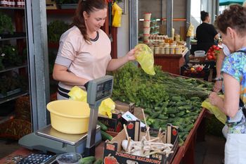 Gniezno: Lato na targu pełne polskich warzyw i owoców. Tłumy kupujących