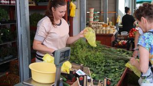 Gniezno: Lato na targu pełne polskich warzyw i owoców. Tłumy kupujących