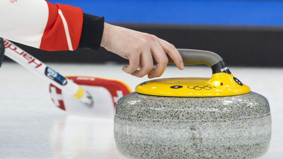 Zdjęcie okładkowe artykułu: PAP/EPA / SALVATORE DI NOLFI / Na zdjęciu: Kamień do curlingu