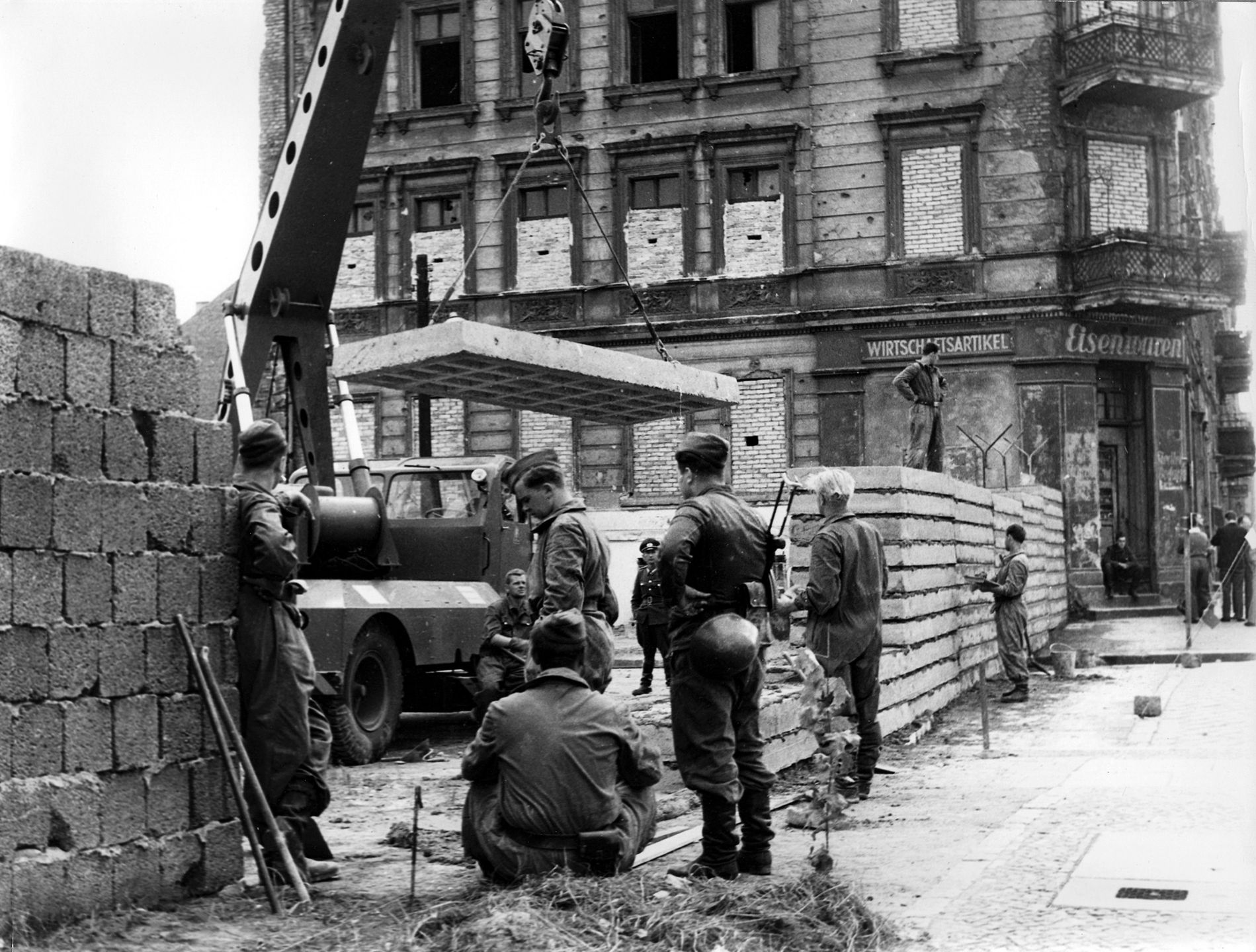 Mauer Berlin Bernauerstrasse:(GERMANY OUT)   DDR, Berlin Mauer : Bernauer Strasse. Baumassnahmen an der Mauer - Ersatz der Mauersteine durch Betonplatten. Grenzsoldaten der NVA bauen unter Bewachung die Betonplatten auf. 1962   (Photo by Peter Timm\ullstein bild via Getty Images)ullstein bild