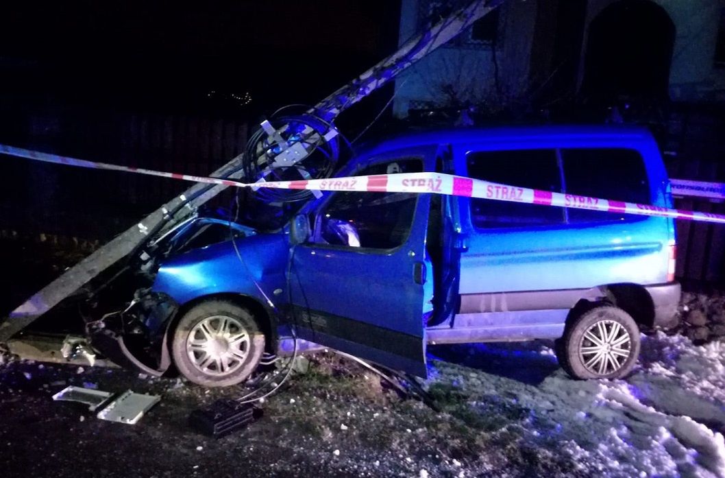 Bronisin. Kierowca pozbawił prądu mieszkańców miejscowości na kilka godzin / lodzka.policja.gov.pl