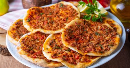 "Turecka pizza" bije na głowę inne przekąski. Wystarczy raz spróbować, by wpisać na listę ulubionych