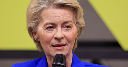 Groźna sytuacja na pokładzie samolotu. Ursula von der Leyen udzieliła pierwszej pomocy pasażerowi