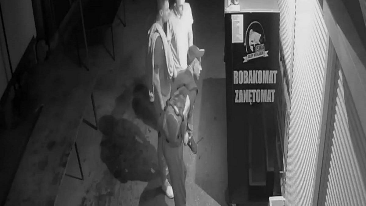 Złodzieje okradli robakomat