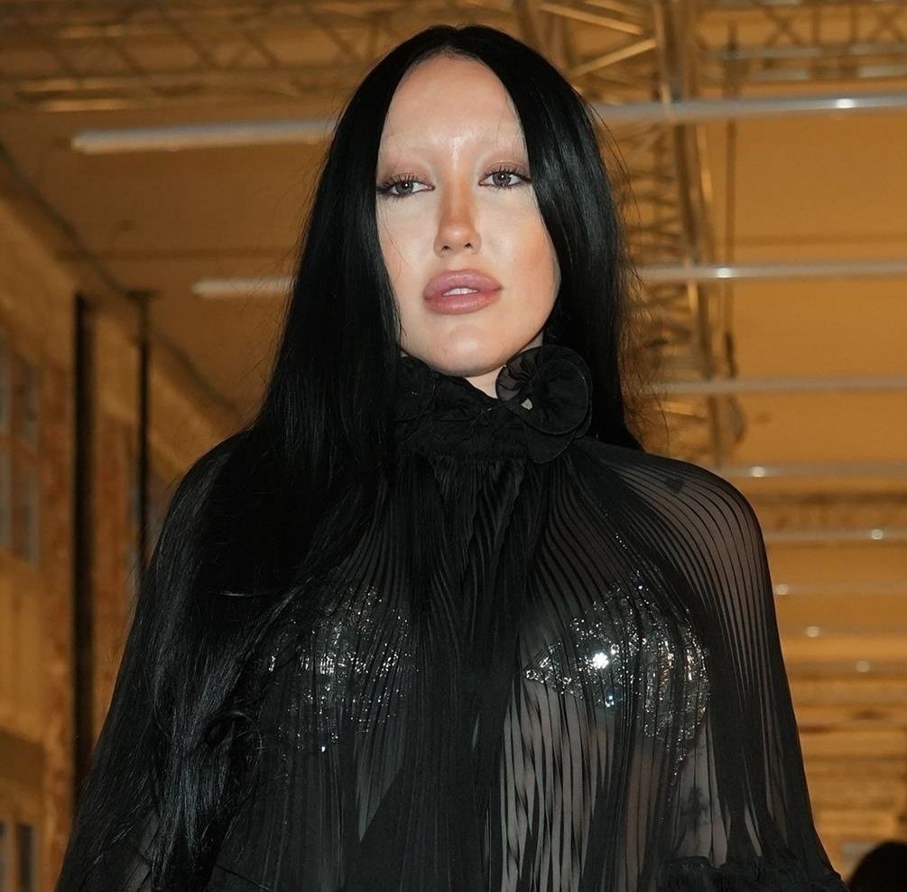 Noah Cyrus na pokazie mody w Paryżu