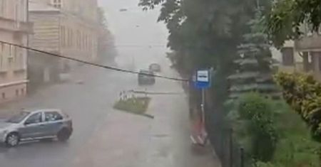 Podtopienia i połamane drzewa. Przez Polskę przeszły burze