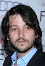 Diego Luna walczy z obcymi u boku Matta Damona