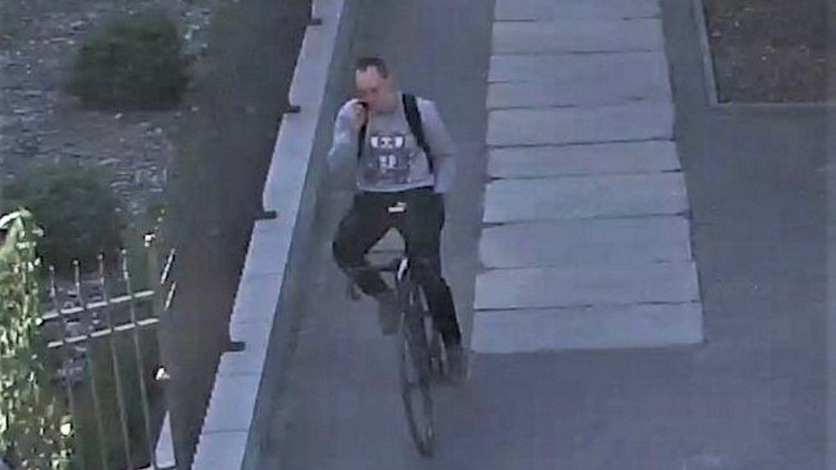 Policjanci z Poznania poszukują rowerzysty, który potrącił pieszą i uciekł z miejsca zdarzenia. 