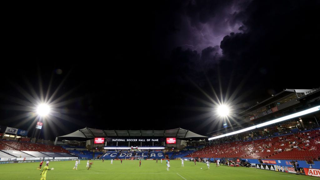 Burza podczas meczu może być niebezpieczna dla piłkarzy