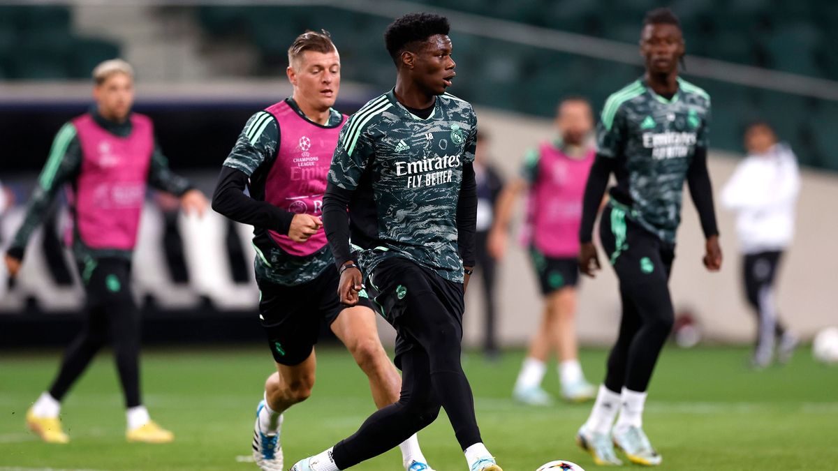 Getty Images / Helios de la Rubia/Real Madrid / Na zdjęciu: Aurélien Tchouaméni (przy piłce), za nim Toni Kroos