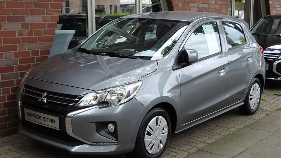 Zarabiamy mniej, a na najtańsze auto wydamy więcej niż sąsiedzi