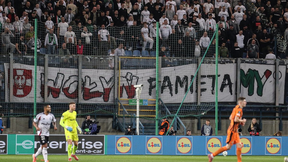 Newspix / Konrad Swierad / Arena Akcji / Na zdjęciu: flaga wywieszona przez kibiców Legii