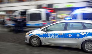 Kompletnie pijany uciekał przed policją. W samochodzie nie był sam