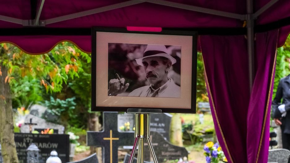 11.10.2025 GDANSK CMENTARZ LOSTOWICKI - POGRZEB JANA JAKUBOWSKIEGO. JAN JAKUBOWSKI W LATACH 1991 - 1996 BYL REDAKTOREM NACZELNYM DZIENNIKA BALTYCKIEGO FOT. PRZEMEK SWIDERSKI / POLSKA PRESS / DZIENNIK BALTYCKI