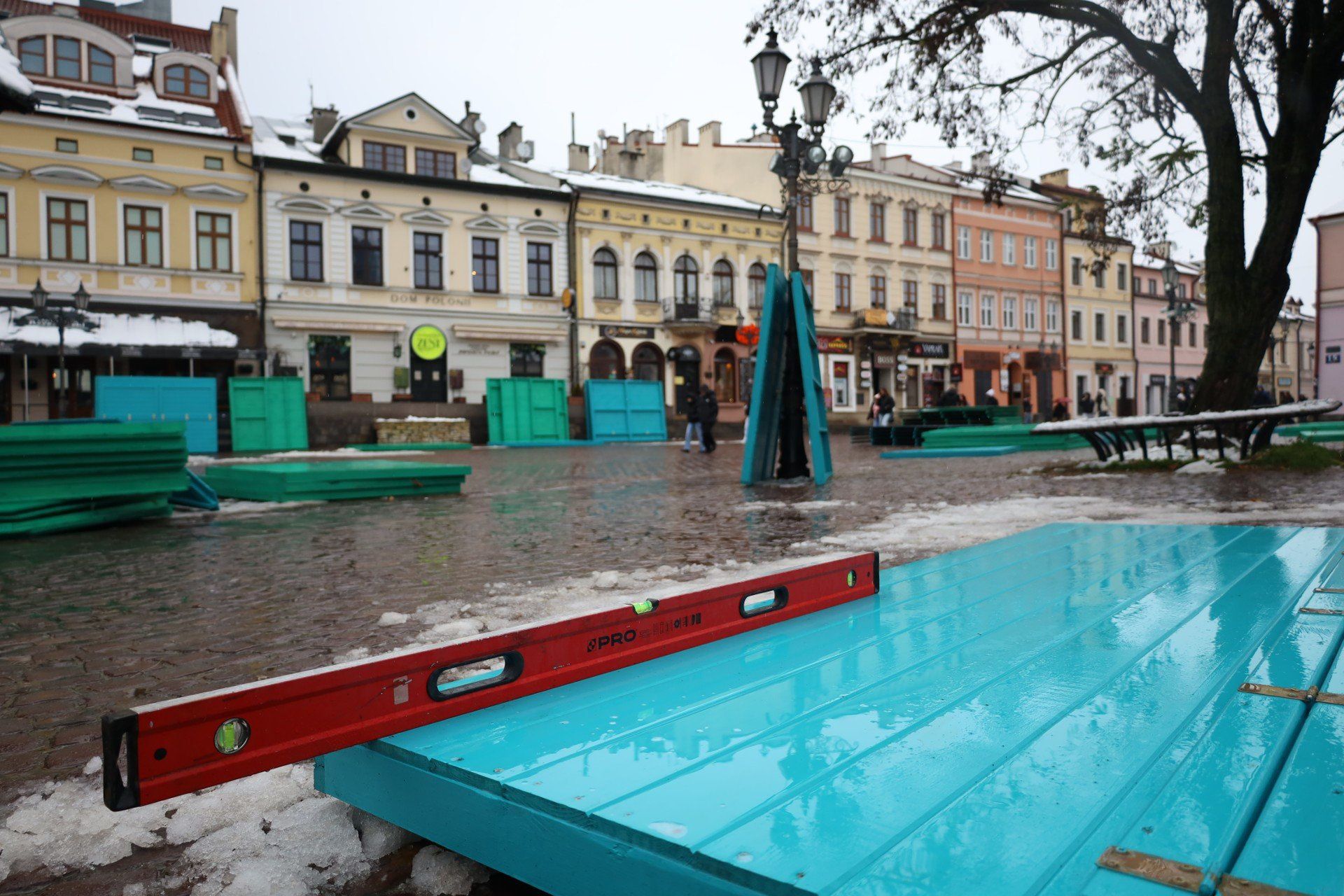 Trwa montaż świątecznego miasteczka na Rynku w Rzeszowie.