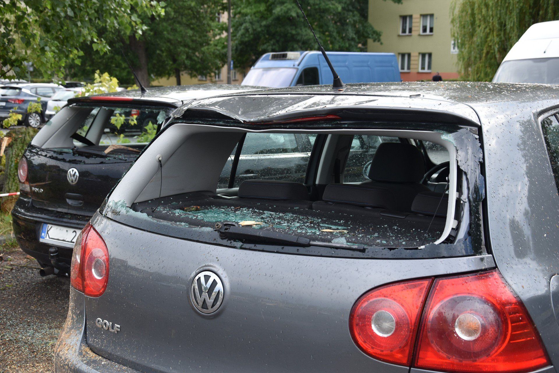 Odłamany konar drzewa spadł na dwa samochody, zaparkowane na placu starej Kapłanówki w Tarnowie, poważnie je uszkadzając. W pojazdach rozbite zostały m.in. tylnie szyby