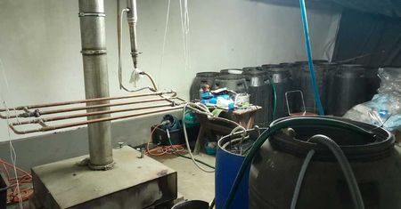 Ponad 600 litrów alkoholu. Policja zlikwidowała bimbrownię na Podlasiu