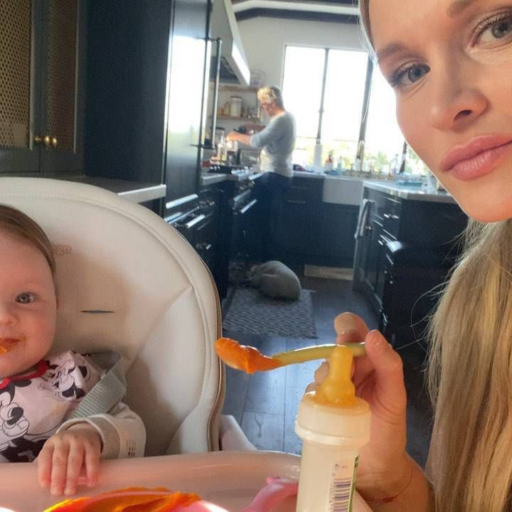 Joanna Krupa - karmienie Ashy Leigh