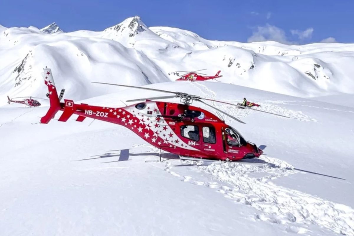 The helicopter slid down the slope in the Alps.