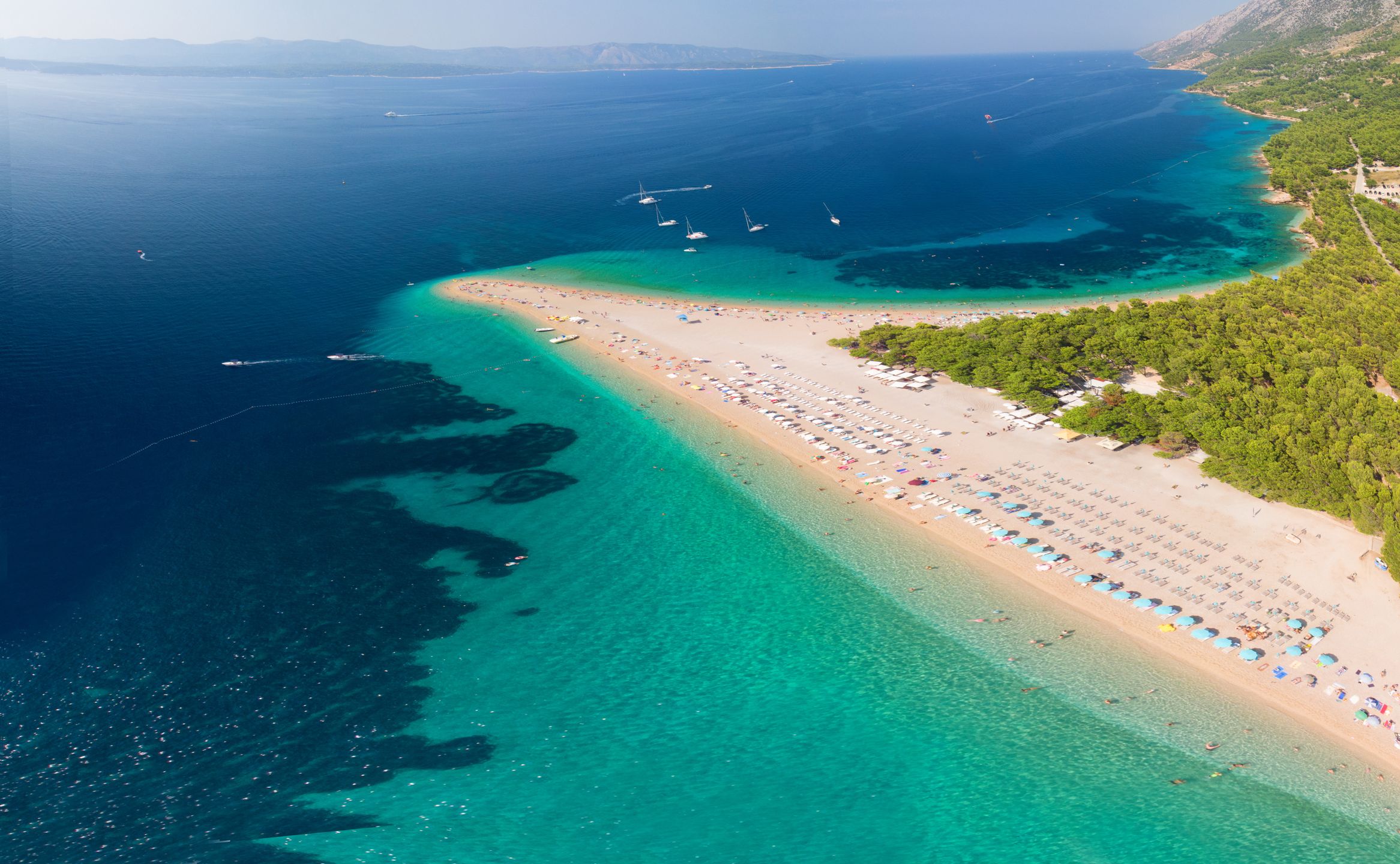 Plaża Zlatni Rat robi ogromne wrażenie z lotu ptaka