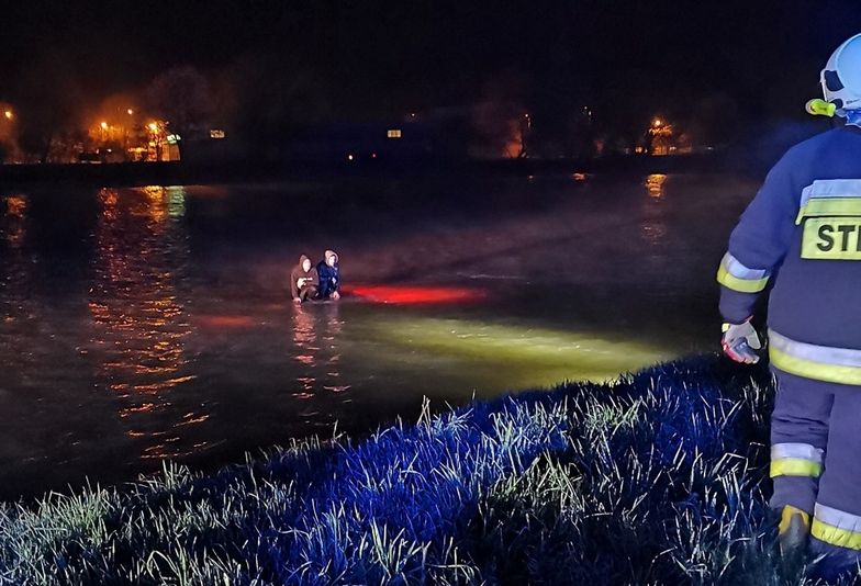 Strażacy znaleźli ich na środku rzeki. Niecodzienne zdarzenie w Sanoku