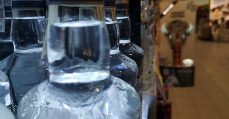 Kawałki szkła w partii popularnego alkoholu. Sprawdź, czy masz go w domu