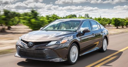 Wszystko, co powinieneś wiedzieć o następcy Avensisa. Toyota Camry od 2019 roku będzie w Polsce